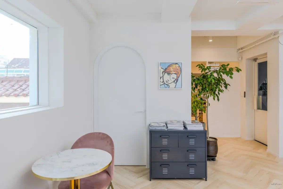 연남동 감성 오피스, 아치 도어와 헤링본의 조화